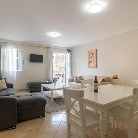 Urbanstay Apartahotel 3*